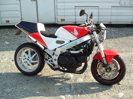 RC30 naked 01