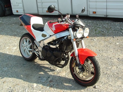 RC30 naked 02